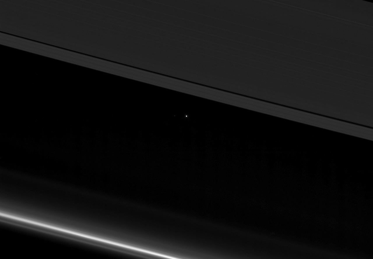 Selfie da Terra tirada pela sonda espacial Cassini (12 de abril de 2017). A pequenina mancha cinza à esquerda da Terra na imagem é a Lua (NASA).